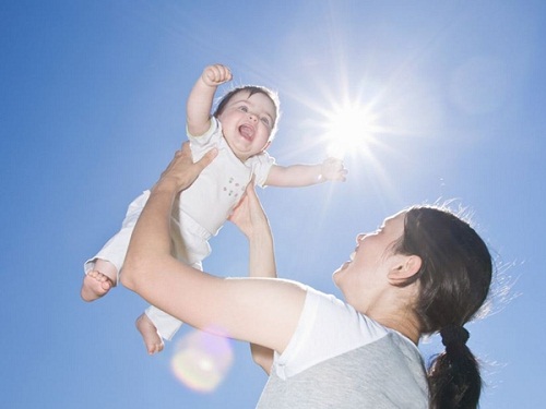 Sự thật về tắm nắng cho trẻ sơ sinh có TỐT hay không?